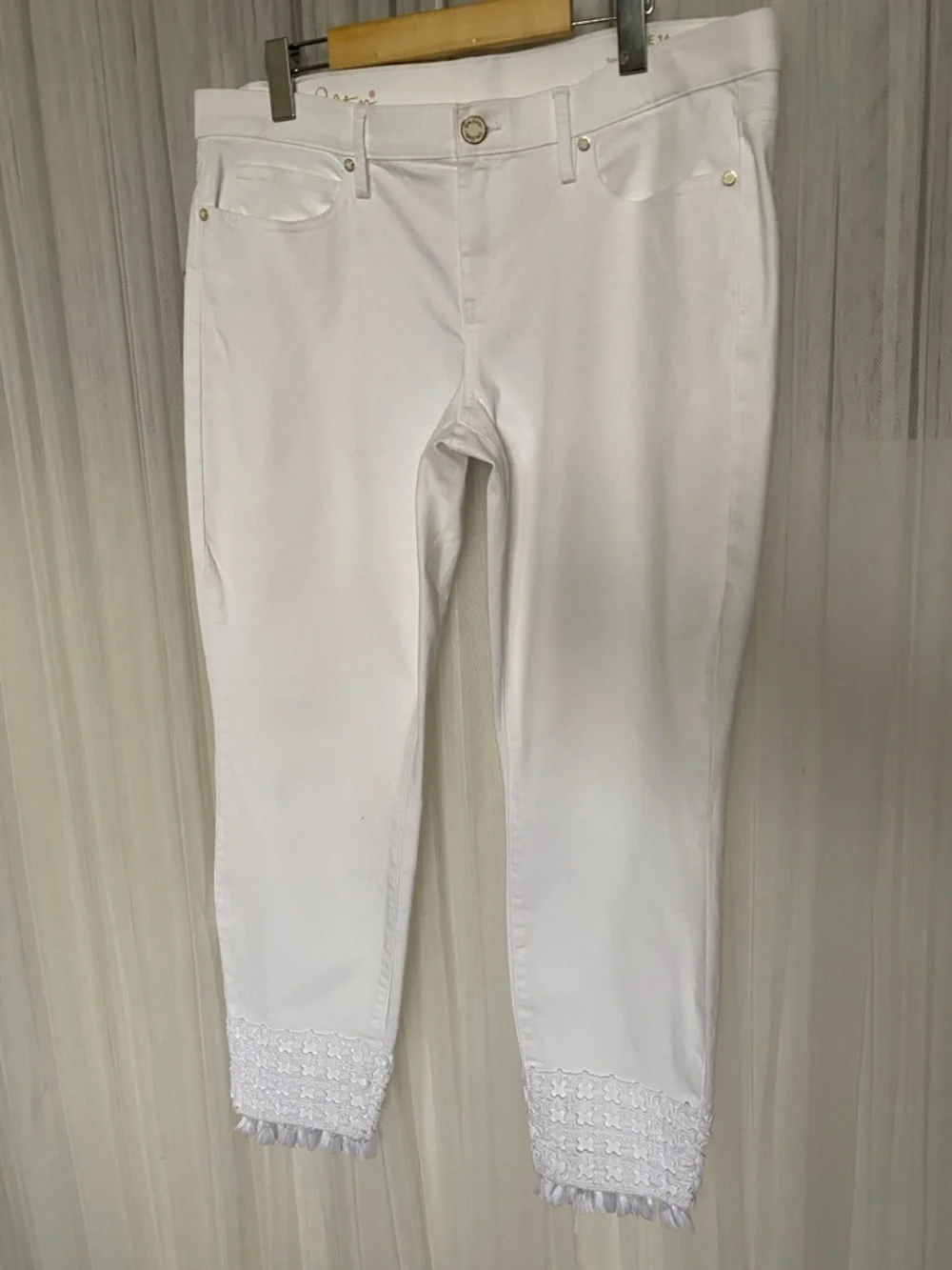 Lilly Pulitzer White Cropped Jeans with Lace Fringe Hem Size 14 - Picture 4 of 17